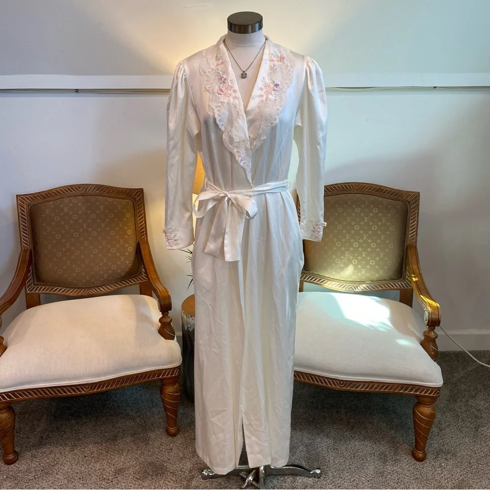 Vintage Sara Beth Elegant White Satin Lace Trimmed Robe w Floral Embroidery - Picture 2 of 6